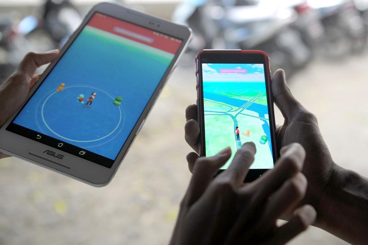 Dos chicos juegan a Pokémon Go. Dos chicos juegan a Pokémon Go.