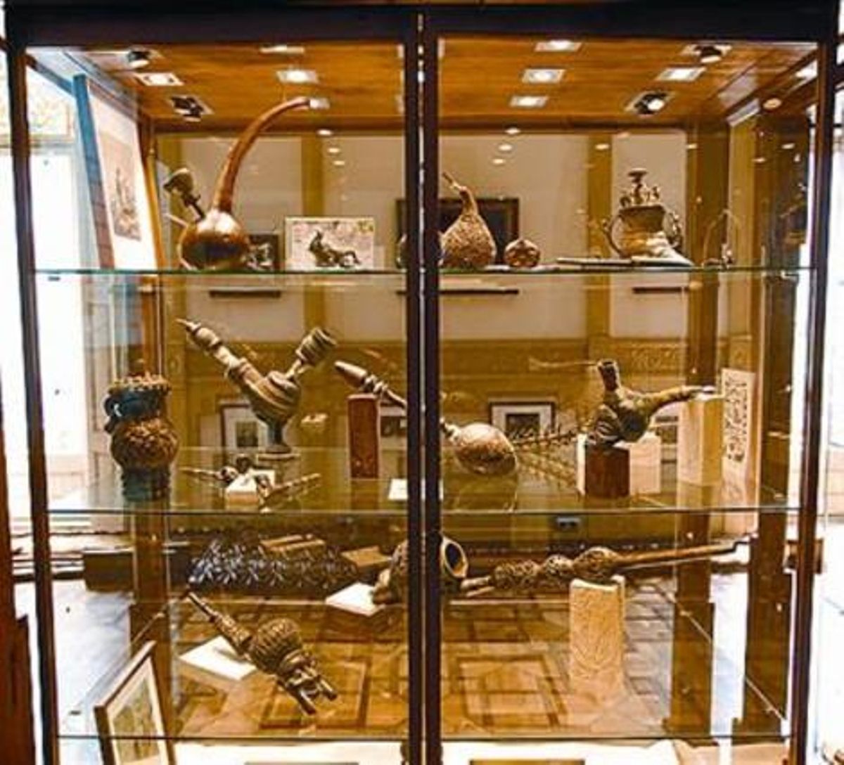 LOS EJEMPLOS 3Imágenes de algunas de las vitrinas y carteles que integran el mayor museo del cannabis del mundo, ayer. En ellas puede verse desde iconografía vinculada al tema hasta pipas y material de fumador procedente de los cinco continentes. Otros espacios se estaban acondicionando contra reloj. LOS EJEMPLOS 3Imágenes de algunas de las vitrinas y carteles que integran el mayor museo del cannabis del mundo, ayer. En ellas puede verse desde iconografía vinculada al tema hasta pipas y material de fumador procedente de los cinco continentes. Otros espacios se estaban acondicionando contra reloj.