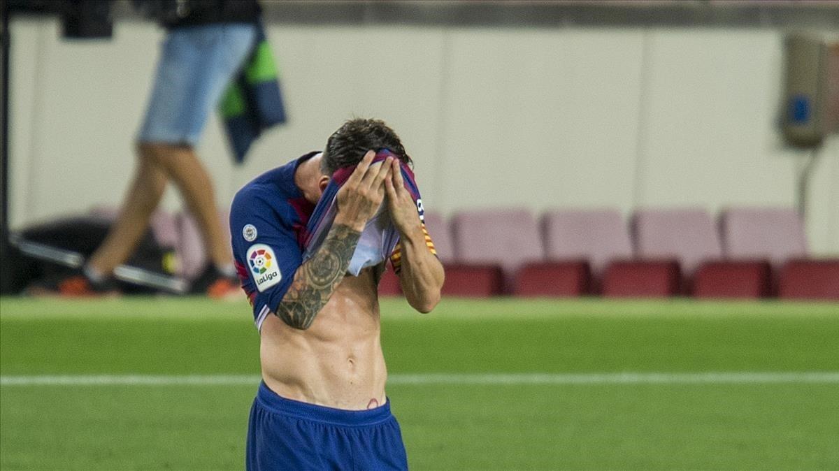 Messi se seca el sudor de la camiseta en un partido en el Camp Nou.