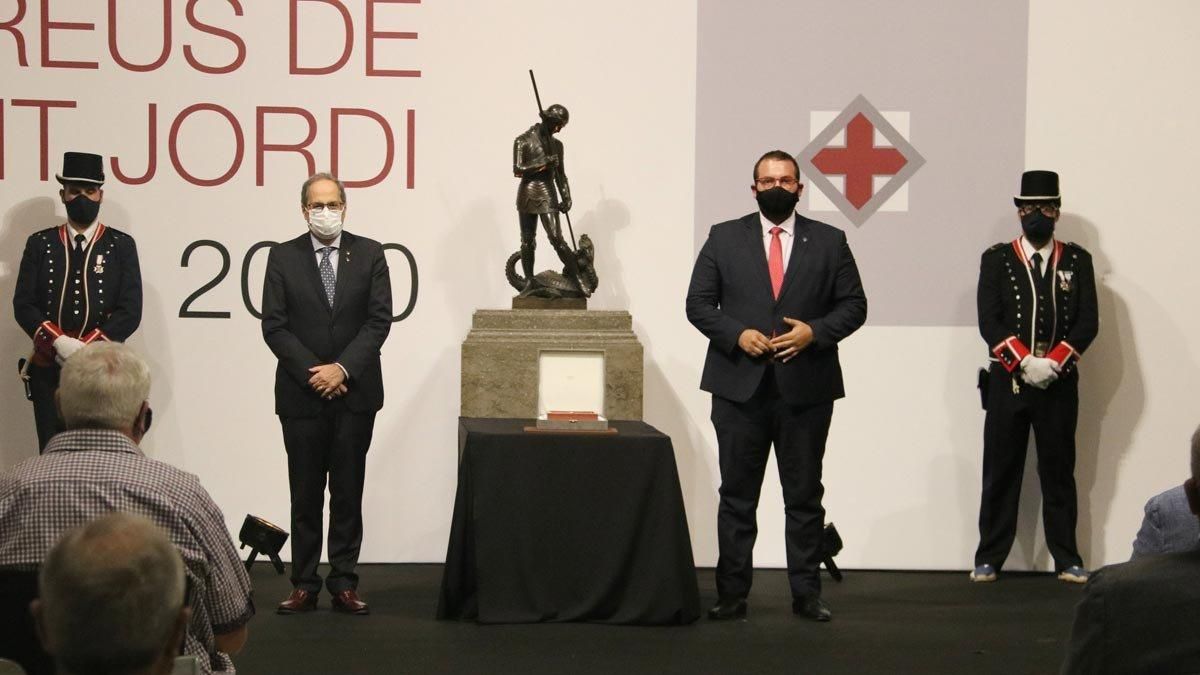 El alcalde David Bote ayer recogiendo en nombre de la Fundació Hospital la Creu de Sant Jordi, con el presidente Quim Torra El alcalde David Bote ayer recogiendo en nombre de la Fundació Hospital la Creu de Sant Jordi, con el presidente Quim Torra