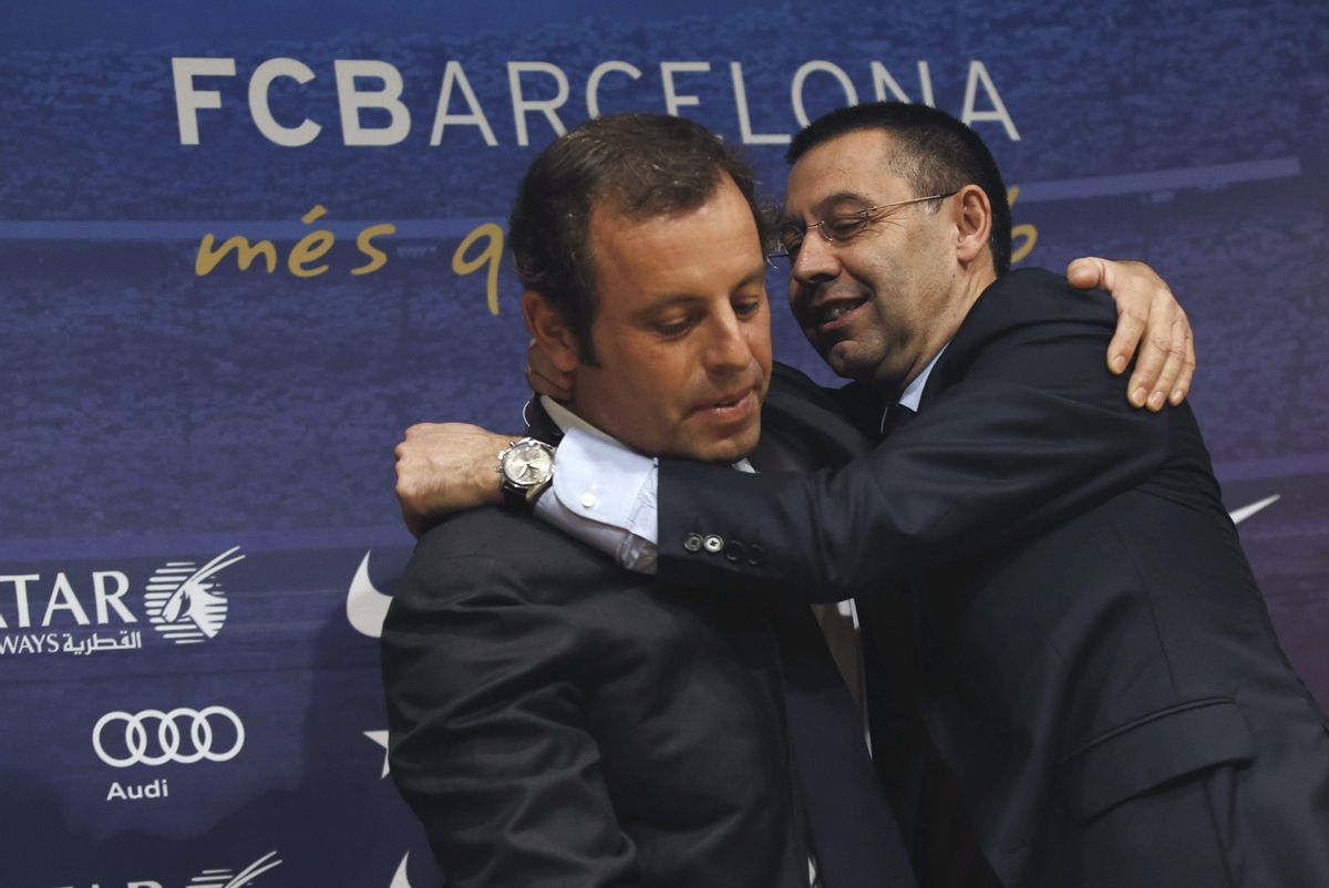 Sandro Rosell y Josep María Bartomeu se abrazan tras una asamblea. Sandro Rosell y Josep María Bartomeu se abrazan tras una asamblea.