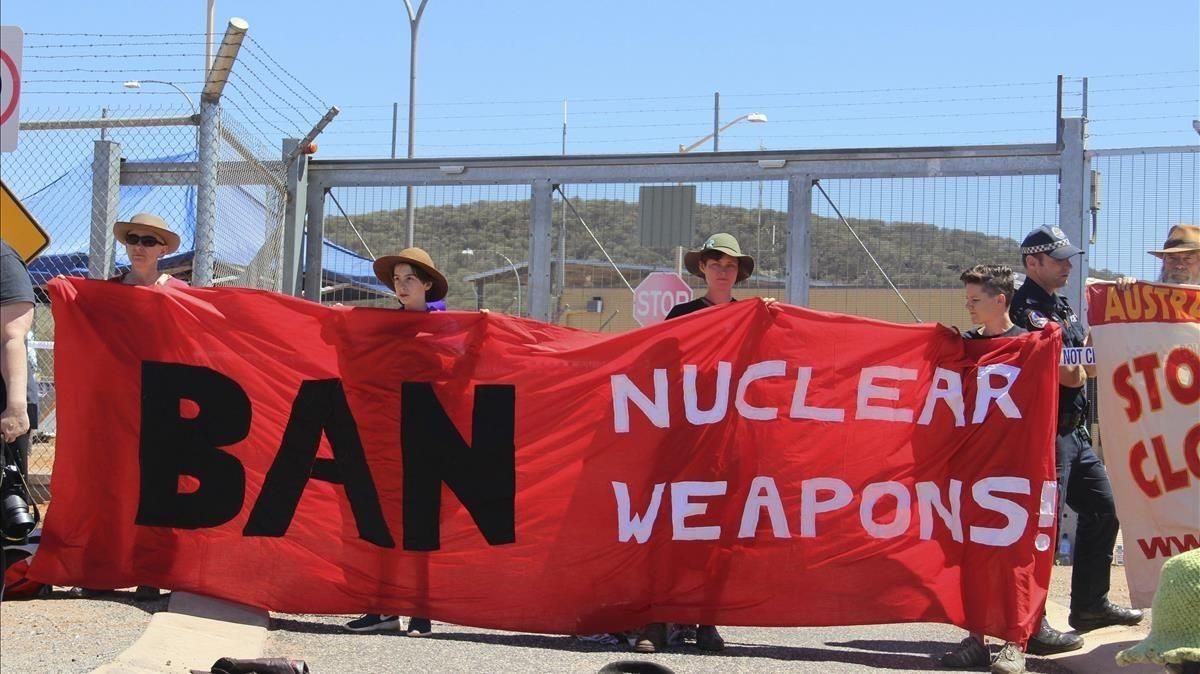 Protesta de activistas del ICAN contra la base de EEUU en Alice Spring (Australia), en el 2016. Protesta de activistas del ICAN contra la base de EEUU en Alice Spring (Australia), en el 2016.