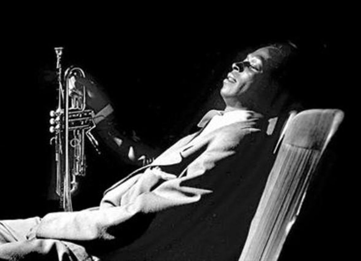 Miles Davis, junto a su inseparable trompeta, en una imagen de 1950. Miles Davis, junto a su inseparable trompeta, en una imagen de 1950.