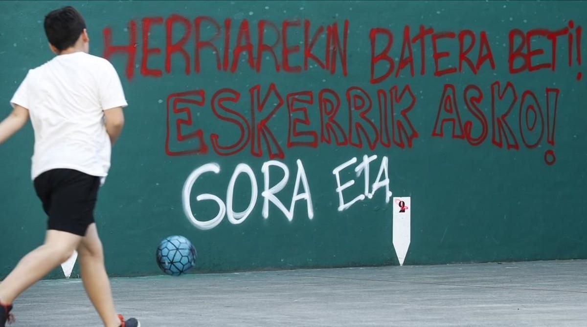 Pintada con la leyenda ’Siempre con el pueblo. Muchas gracias. Viva ETA’, en el frontón de Hernani (Guipúzcoa). Pintada con la leyenda ’Siempre con el pueblo. Muchas gracias. Viva ETA’, en el frontón de Hernani (Guipúzcoa).