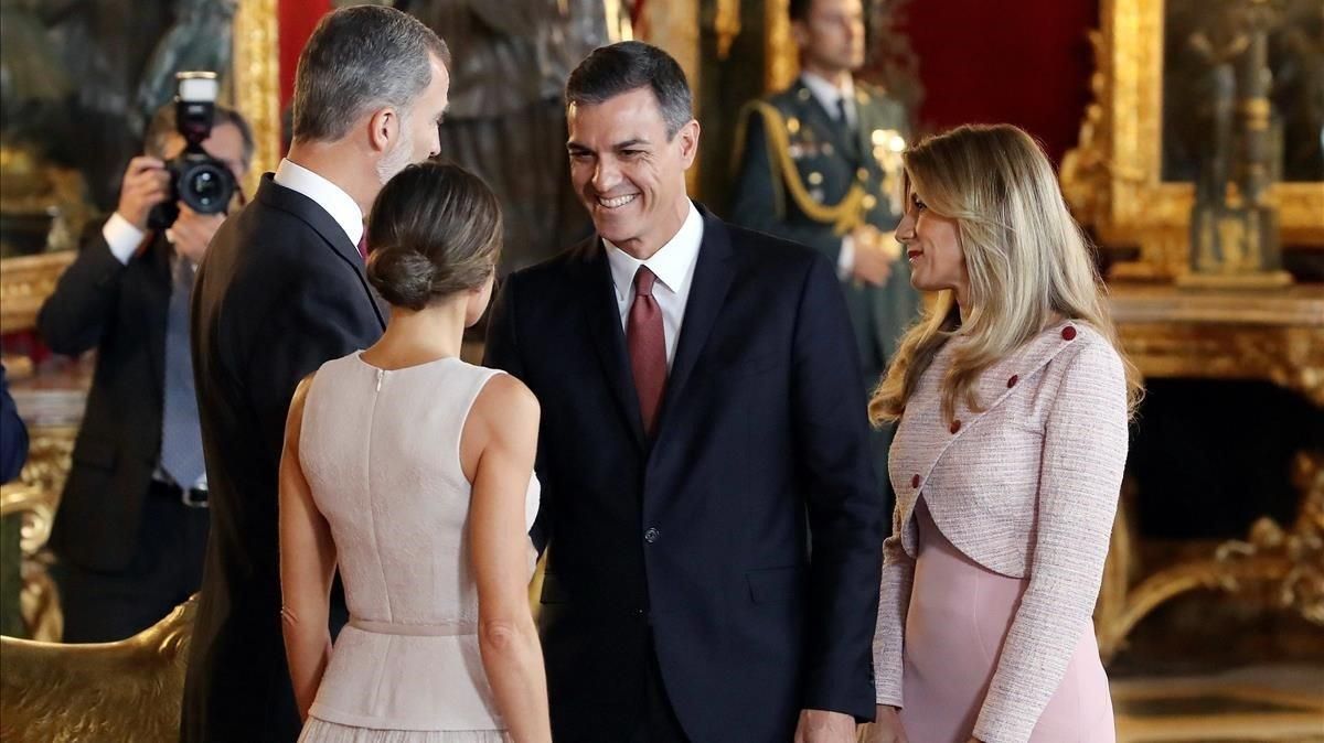 El presidente del Gobierno, Pedro Sánchez, saludando a los Reyes junto a su esposa, en los fastos del 12-O El presidente del Gobierno, Pedro Sánchez, saludando a los Reyes junto a su esposa, en los fastos del 12-O