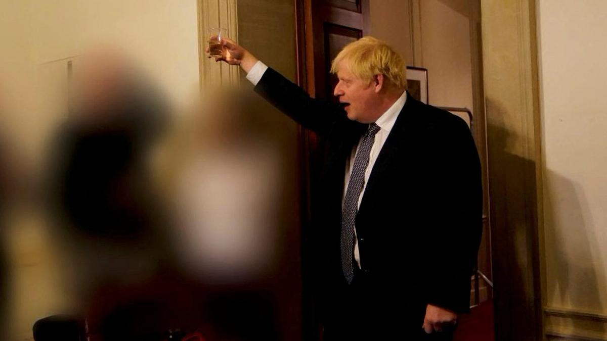 Boris Johnson brindando en una de las fiestas.