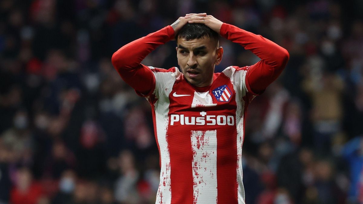 Correa, decepcionado, al final del partido entre el Atlético de Madrid y el Milan. Correa, decepcionado, al final del partido entre el Atlético de Madrid y el Milan.