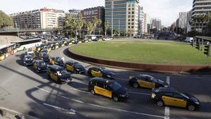 El taxi de Barcelona pide poder instalar cámaras en los coches para evitar agresiones. En la foto, marcha lenta de taxis a la altura de la plaza de Cerdà, en Barcelona.