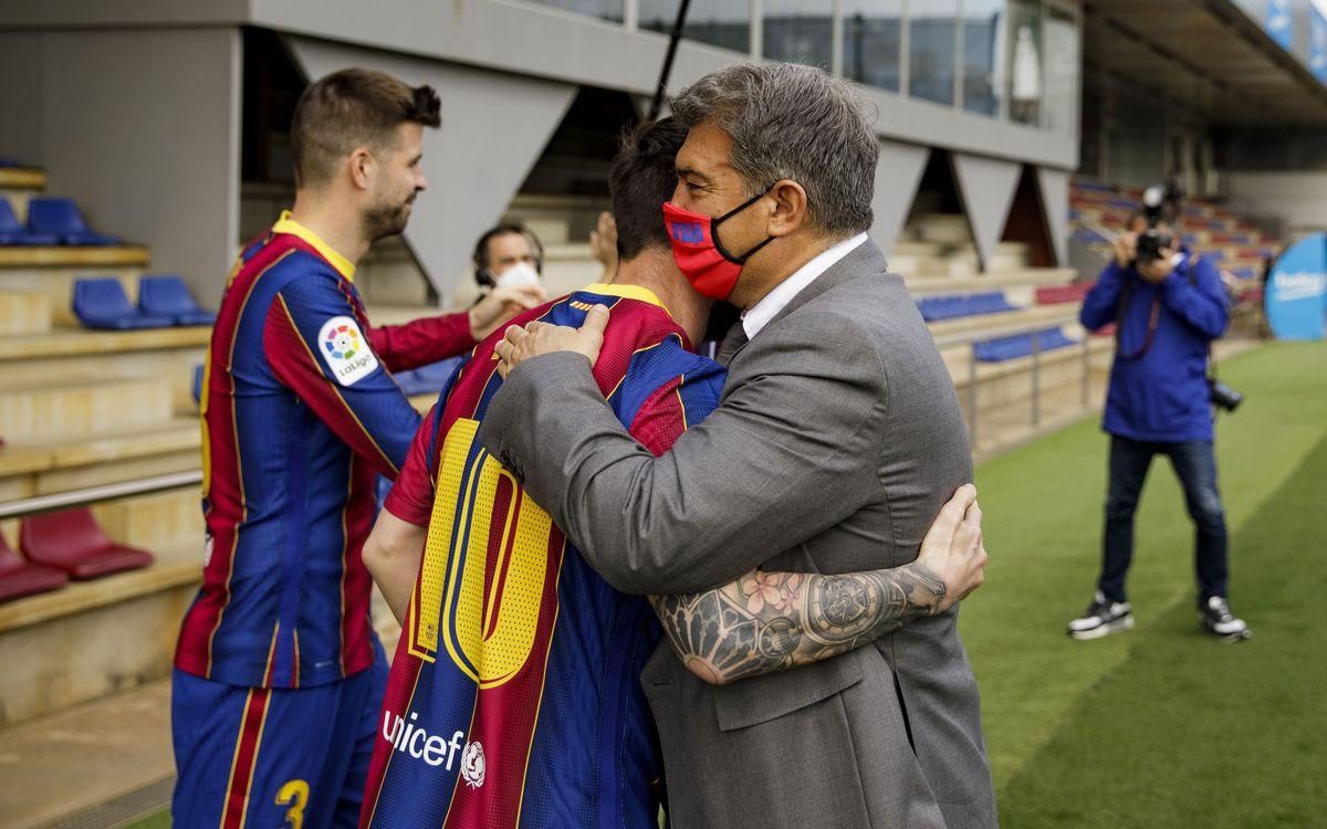 Laporta se abraza a Messi antes de la foto oficial con la plantilla en la ciudad deportiva de Sant Joan Despí. Laporta se abraza a Messi antes de la foto oficial con la plantilla en la ciudad deportiva de Sant Joan Despí.