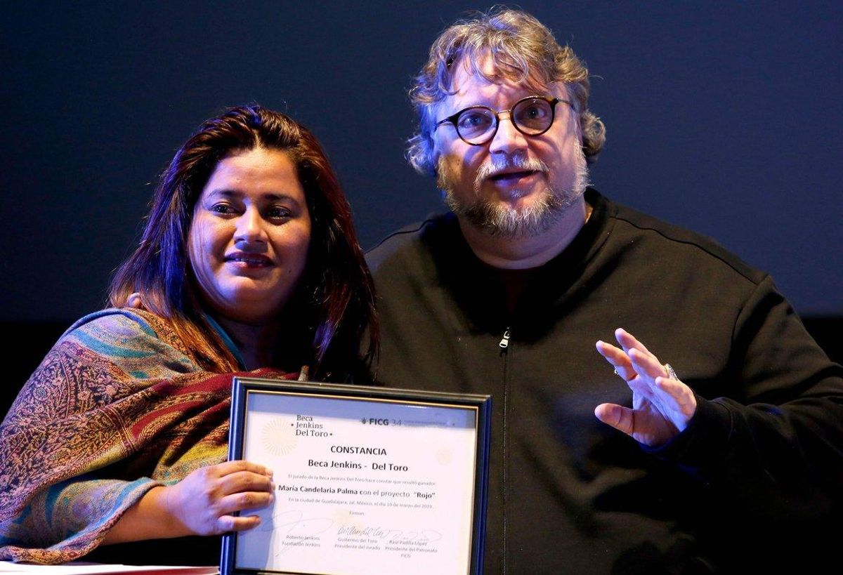 Guillermo del Toro entrega becas a jóvenes mexicanos. Guillermo del Toro entrega becas a jóvenes mexicanos.