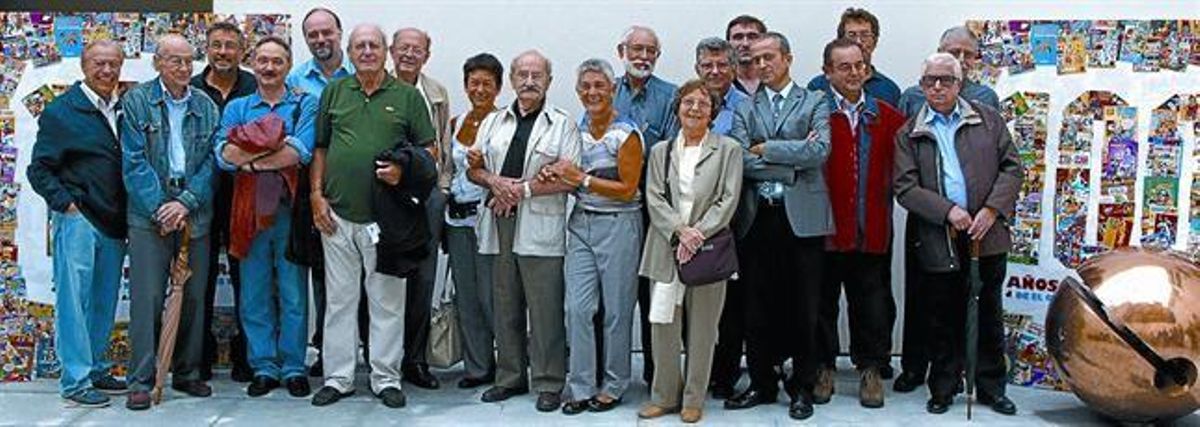 UNA GRAN FAMILIA. Entre los que ayer celebraron los 100 años de Bruguera había dibujantes, guionistas y familiares de algunos ya fallecidos. De izquierda a derecha, Enrich, Jordi Bayona, Joso, Alfons López, Toni Guiral, Rafael Cortiella, Francisco Ibáñez, Natalia Darnís, Jordi Macabich, Sílvia Darnís, Jan, Montserrat Escobar, Carles Escobar, Manolo Vázquez, Joan Bruguera (bisnieto del fundador), Jaume Rovira, J.C. Ramis, Carrillo y Ricard Ferrándiz. UNA GRAN FAMILIA. Entre los que ayer celebraron los 100 años de Bruguera había dibujantes, guionistas y familiares de algunos ya fallecidos. De izquierda a derecha, Enrich, Jordi Bayona, Joso, Alfons López, Toni Guiral, Rafael Cortiella, Francisco Ibáñez, Natalia Darnís, Jordi Macabich, Sílvia Darnís, Jan, Montserrat Escobar, Carles Escobar, Manolo Vázquez, Joan Bruguera (bisnieto del fundador), Jaume Rovira, J.C. Ramis, Carrillo y Ricard Ferrándiz.