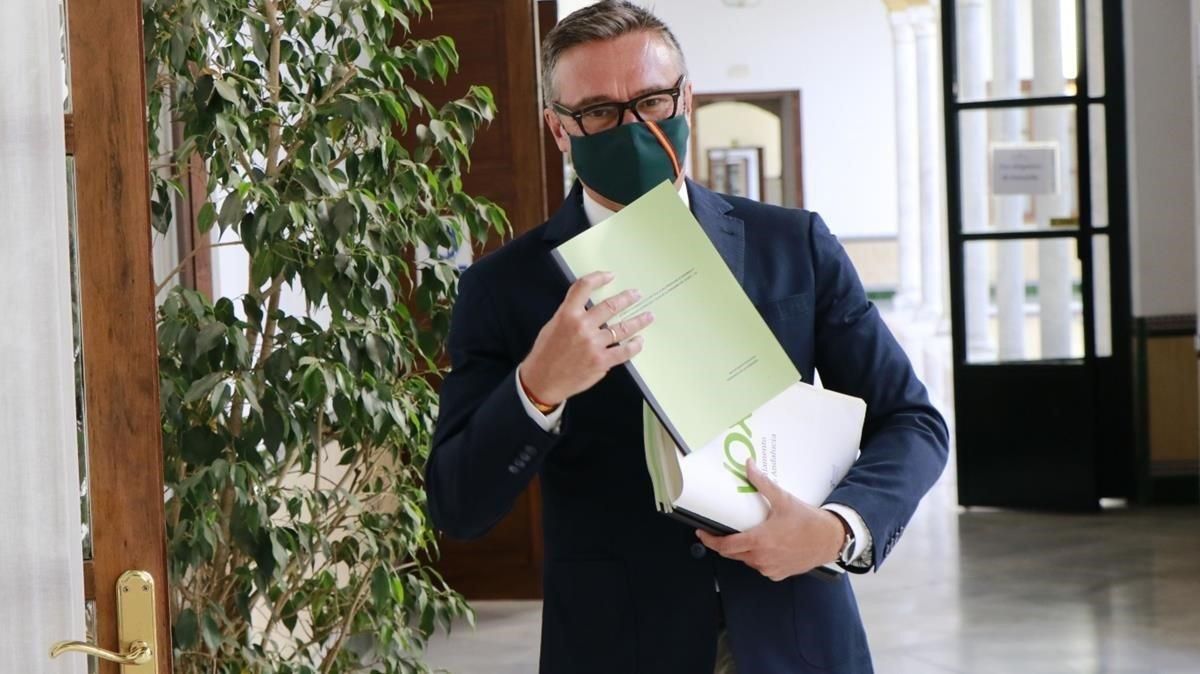 El diputado de Vox y presidente de la Comisión para la Reconstrucción de Andalucía, Manuel Gavira, con el dictamen del grupo de trabajo. El diputado de Vox y presidente de la Comisión para la Reconstrucción de Andalucía, Manuel Gavira, con el dictamen del grupo de trabajo.