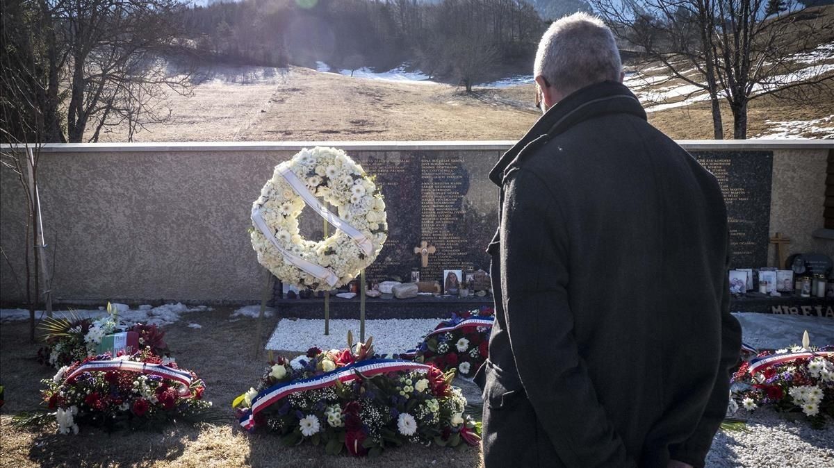 Un hombre medita ante el memorial erigido en Le Vernet en recuerdo de las víctimas del accidente de Germanwings, este sábado. Un hombre medita ante el memorial erigido en Le Vernet en recuerdo de las víctimas del accidente de Germanwings, este sábado.