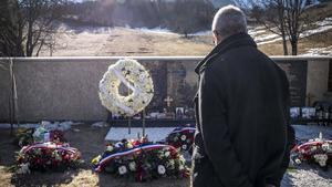 Un hombre medita ante el memorial erigido en Le Vernet en recuerdo de las víctimas del accidente de Germanwings, este sábado.