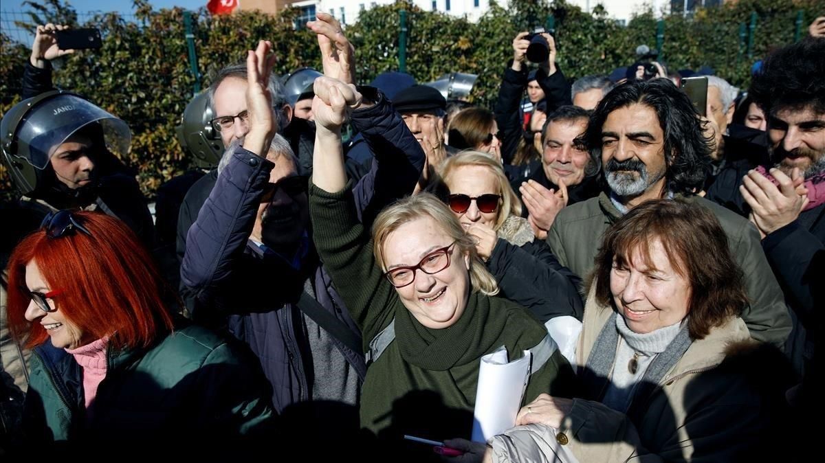 Mucella Yapici, una de las acusadas, hace el signo de la victoria tras abandonar el tribunal de Silivri, este martes. Mucella Yapici, una de las acusadas, hace el signo de la victoria tras abandonar el tribunal de Silivri, este martes.