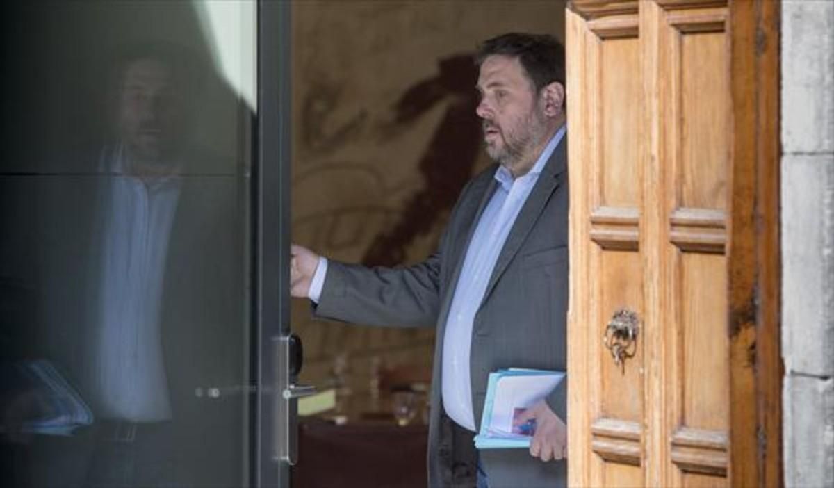 El vicepresidente del Gobierno catalán, Oriol Junqueras, en la reunión del Consell Executiu, hace unos días, en el Palau de la Generalitat. El vicepresidente del Gobierno catalán, Oriol Junqueras, en la reunión del Consell Executiu, hace unos días, en el Palau de la Generalitat.