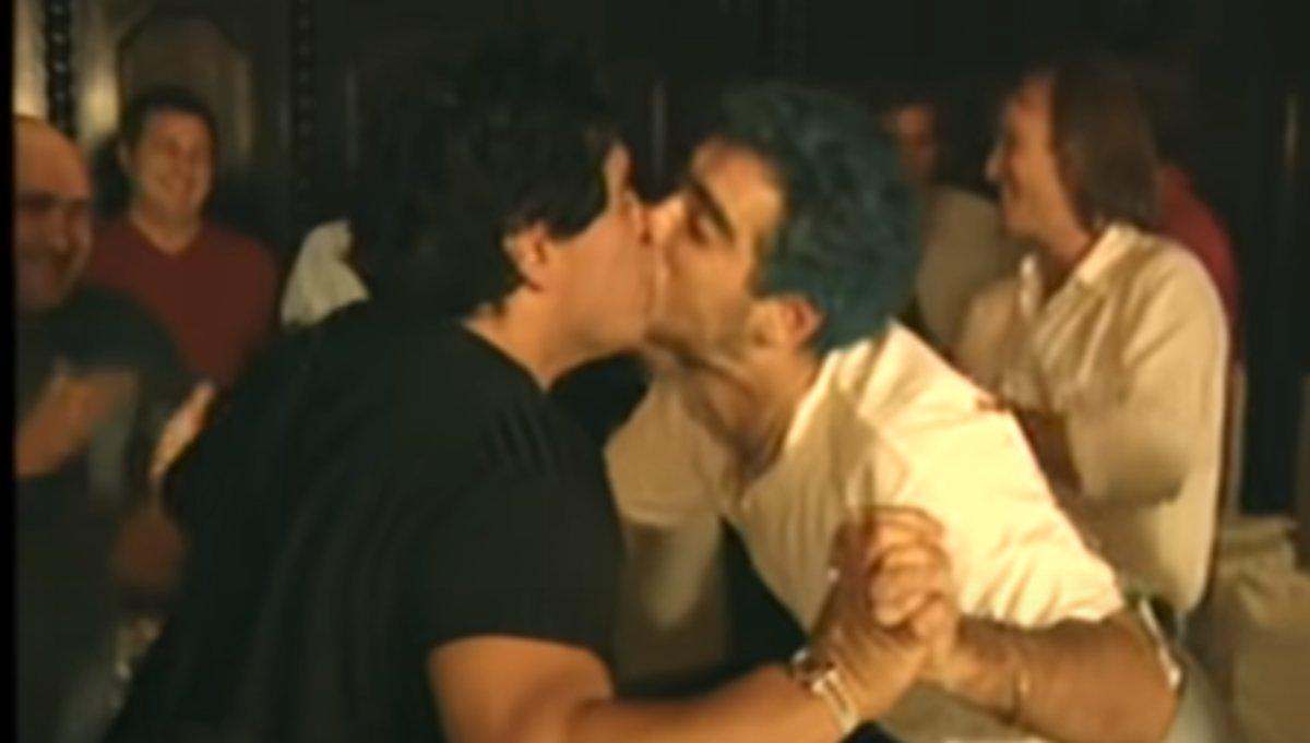 El cantante Rodrigo y Maradona se besan después de que este interpretara en directo su canción sobre el 10
