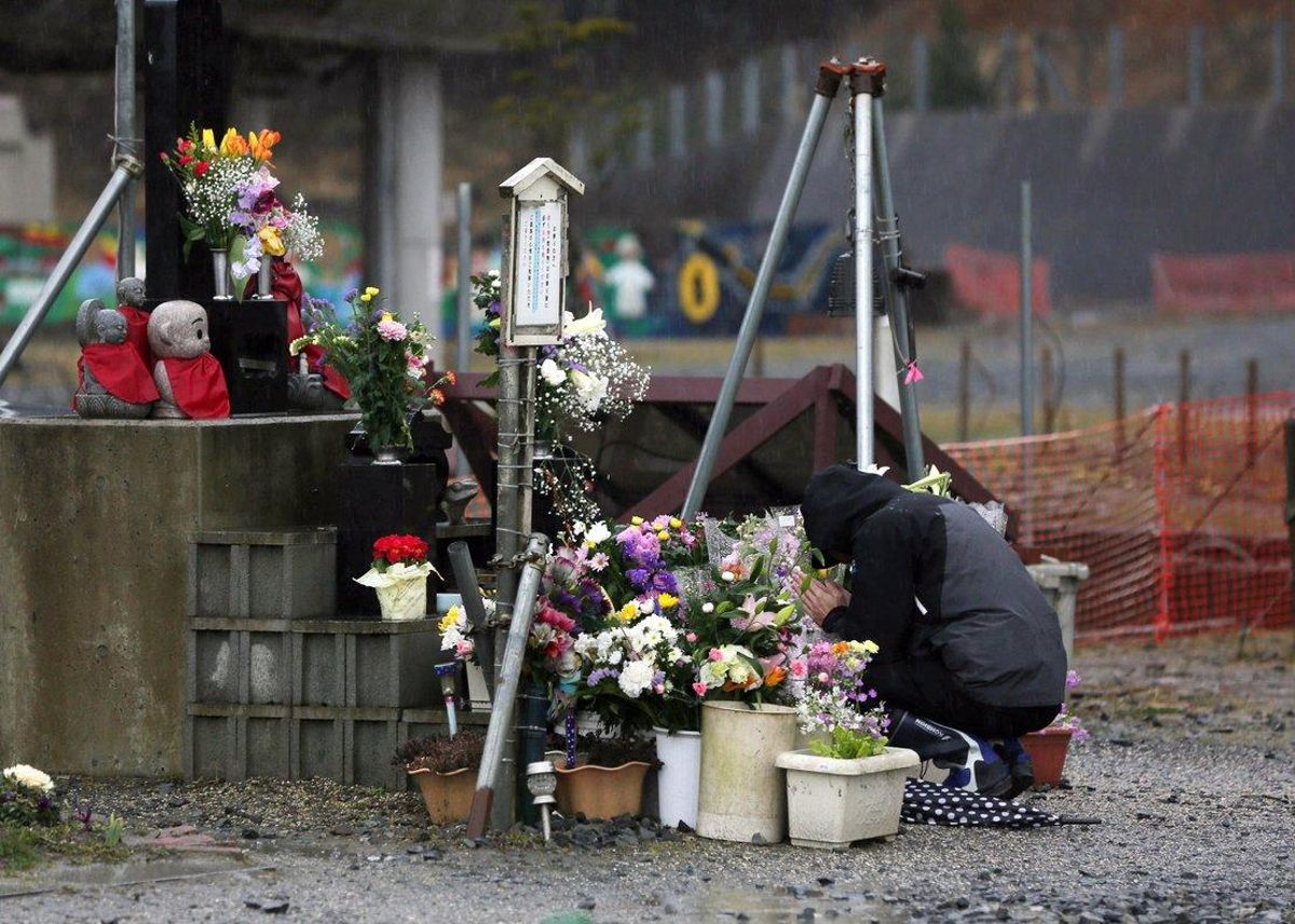 Un hombre ora en un altar de la víctimas del terremoto y tsunami en Fukusima, Japón. Un hombre ora en un altar de la víctimas del terremoto y tsunami en Fukusima, Japón.