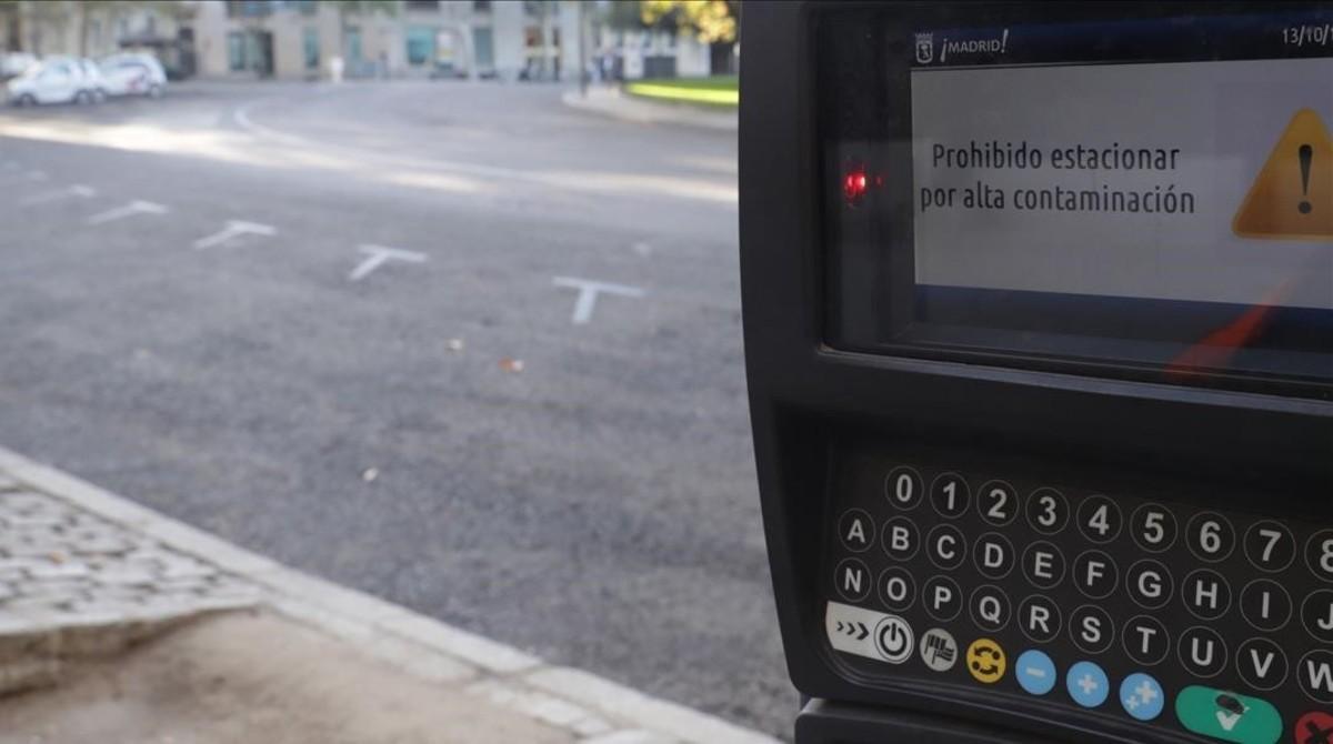 Parquímetro de Madrid con la prohibición de estacionamiento a no residentes, el viernes 13 de octubre.