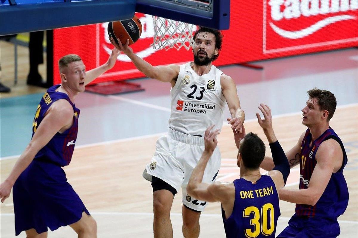 Llull entre a canasta rodeado de jugadores del Barça el pasado jueves en la Euroliga Llull entre a canasta rodeado de jugadores del Barça el pasado jueves en la Euroliga