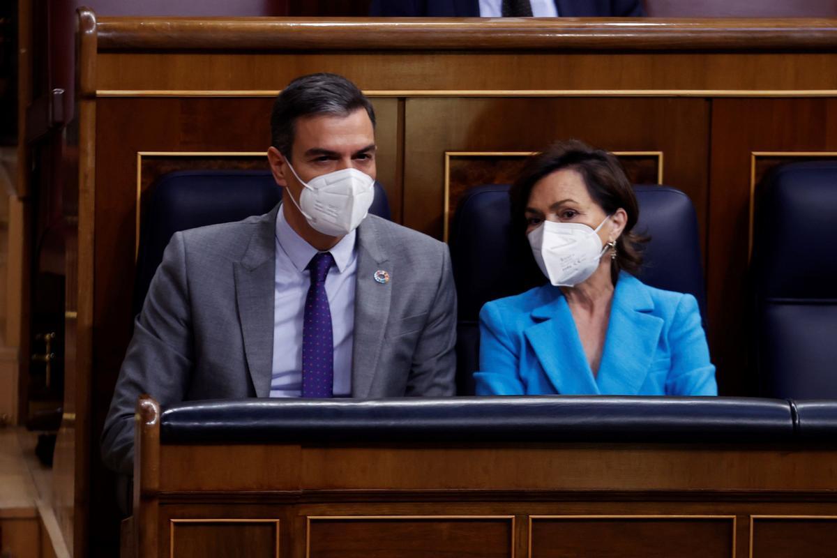 El presidente del Gobierno, Pedro Sánchez, y la vicepresidenta primera, Carmen Calvo, el pasado 13 de mayo en la sesión de control al Ejecutivo en el Congreso. El presidente del Gobierno, Pedro Sánchez, y la vicepresidenta primera, Carmen Calvo, el pasado 13 de mayo en la sesión de control al Ejecutivo en el Congreso.
