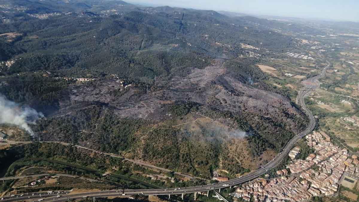 Los bomberos tienen estabilizado el 75% del incendio de Castellví de Rosanes.