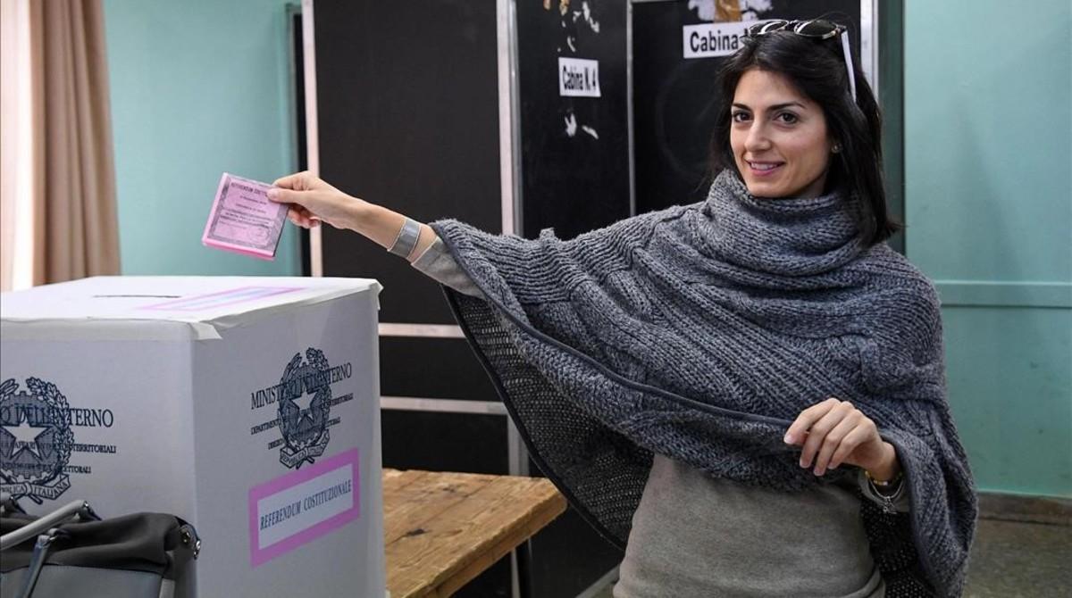 La alcaldesa de Roma, Virginia Raggi, en el momento de votar en un centro de la capital italiana.