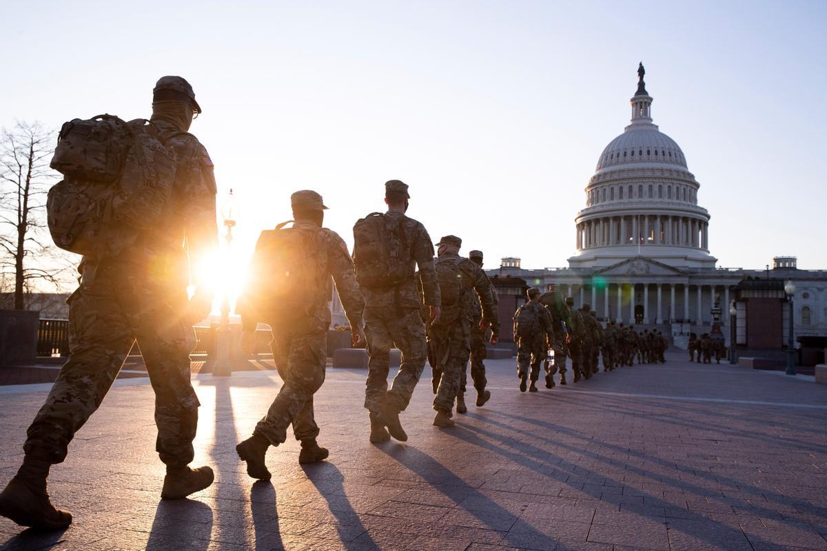 Una columna de miembros de la Guardia Nacional se dirige al edificio del Capitolio en Washington.