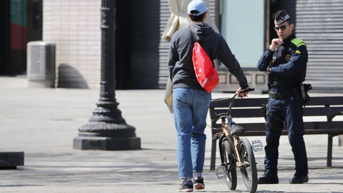 Un agente de la Guardia Urbana habla con un ciclista el 20 de febrero del año pasado. Un agente de la Guardia Urbana habla con un ciclista el 20 de febrero del año pasado.