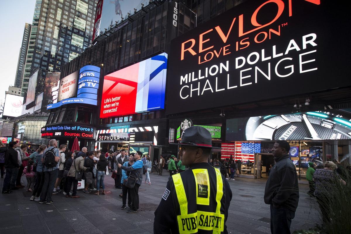 Un cartel de Revlon en Times Square, en Nueva York. 