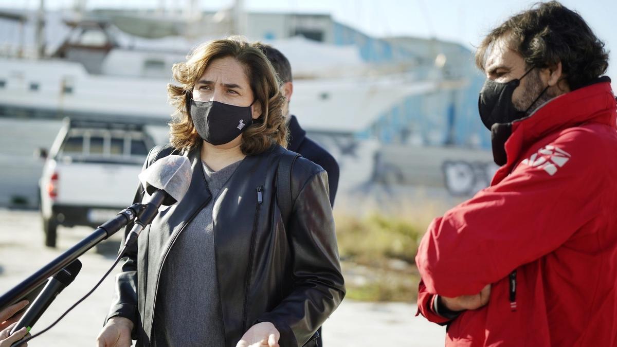 La alcaldesa de Barcelona, Ada Colau, y el fundador de Open Arms, Òscar Camps, este miércoles, en Barcelona. La alcaldesa de Barcelona, Ada Colau, y el fundador de Open Arms, Òscar Camps, este miércoles, en Barcelona.
