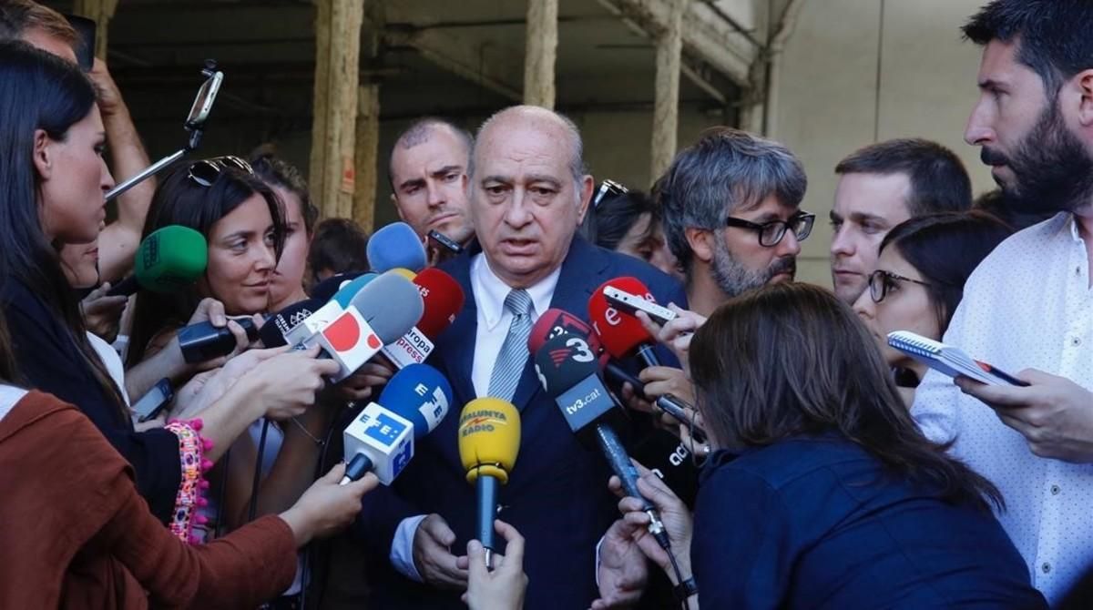 Jorge Fernández Díaz atiende a los medios de comunicación en Viladecans, este miércoles. Jorge Fernández Díaz atiende a los medios de comunicación en Viladecans, este miércoles.