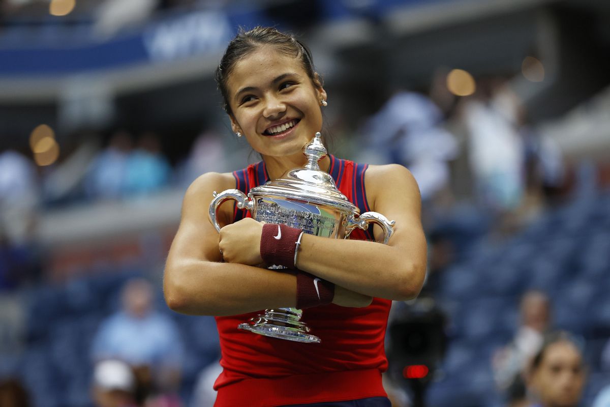 Raducanu se abraza al trofeo que la reconoce como campeona del Open de EEUU Raducanu se abraza al trofeo que la reconoce como campeona del Open de EEUU