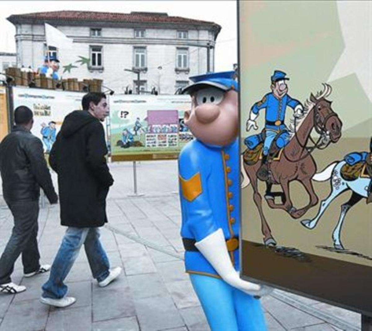 Uns ninots, al carrer, recreen el famós còmic ’Casacas azules’.