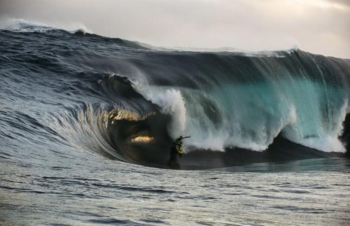 Un surfista coge una ola enorme en el sur-oeste de Australia. Un surfista coge una ola enorme en el sur-oeste de Australia.