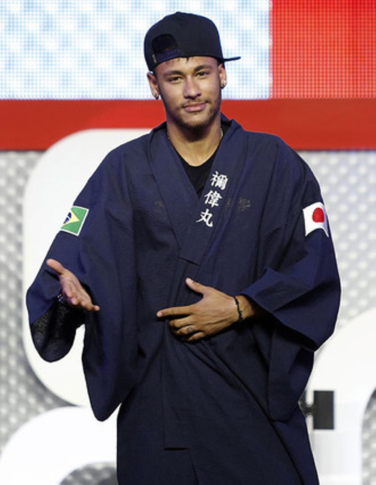 Neymar, vestido con un quimono en un acto publicitario en Tokio.