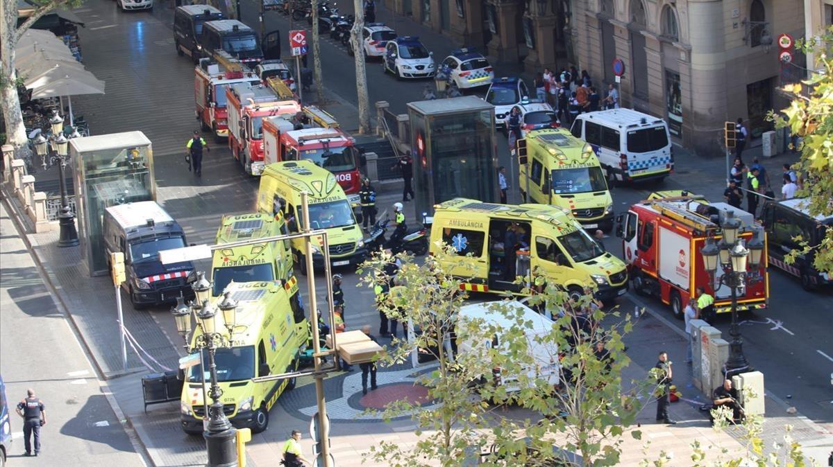 Servicios de emergencias y policías, junto a la furgoneta con la que se cometió el atentado en la Rambla de Barcelona.