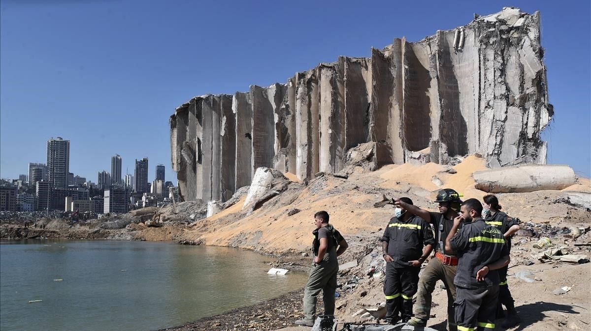 Els socorristes treballen contra rellotge a la zona zero de Beirut a la recerca de supervivents Els socorristes treballen contra rellotge a la zona zero de Beirut a la recerca de supervivents