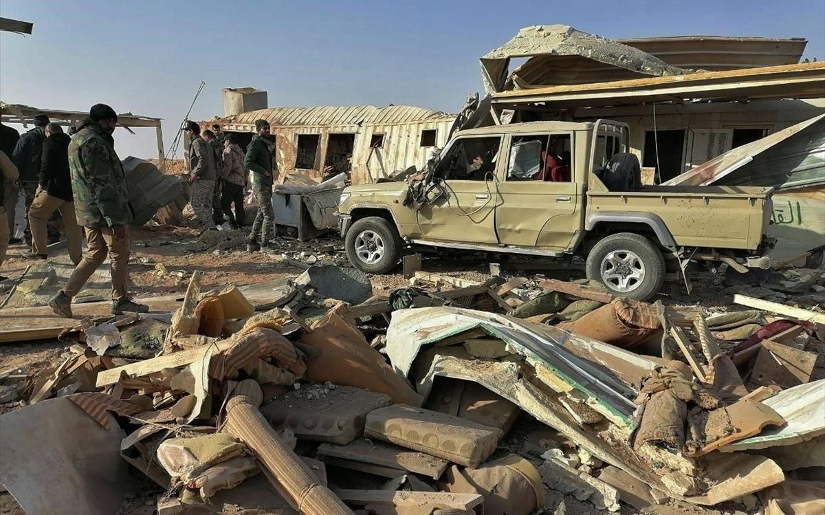 Combatientes de la milicia de Kataeb Hezbollah inspeccionan la destrucción de su cuartel general después de un ataque aéreo estadounidense en Qaim, Irak. Combatientes de la milicia de Kataeb Hezbollah inspeccionan la destrucción de su cuartel general después de un ataque aéreo estadounidense en Qaim, Irak.