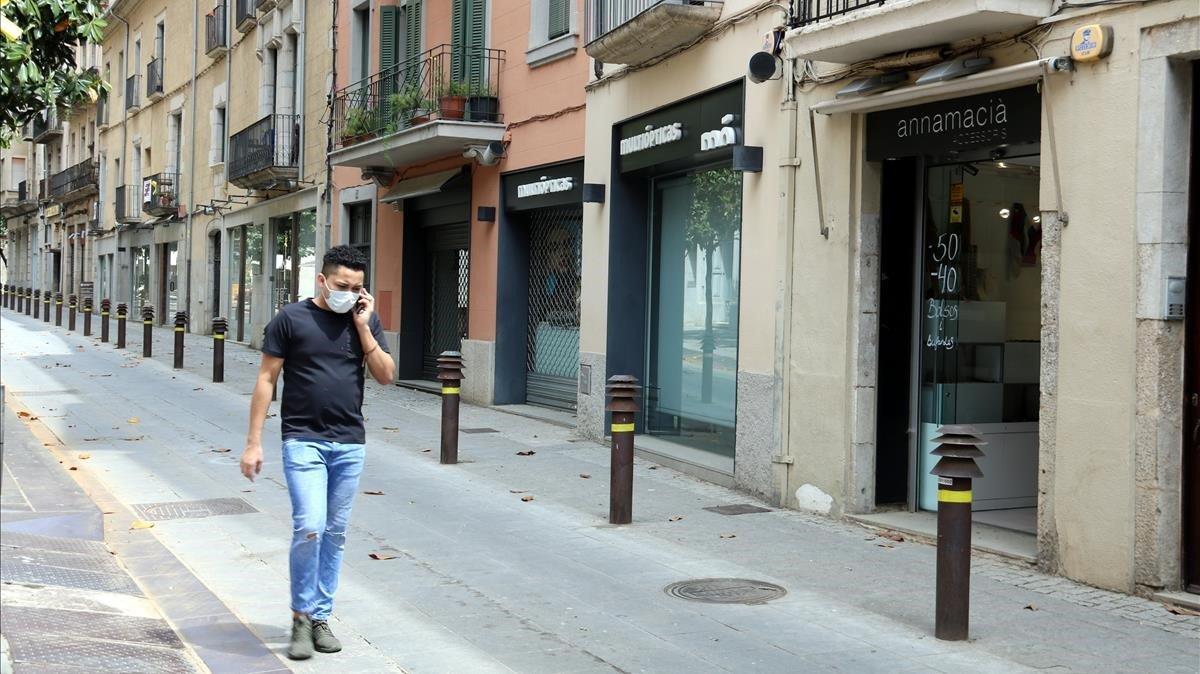 La calle de Santa Clara de Girona, con todos los comercios cerrados. La calle de Santa Clara de Girona, con todos los comercios cerrados.