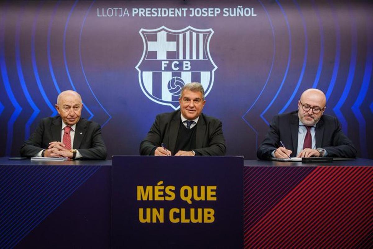 Firma del acuerdo con Limak para la reforma del Camp Nou.