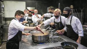 Carles Gaig, con su equipo en la cocina de Petit Comitè.