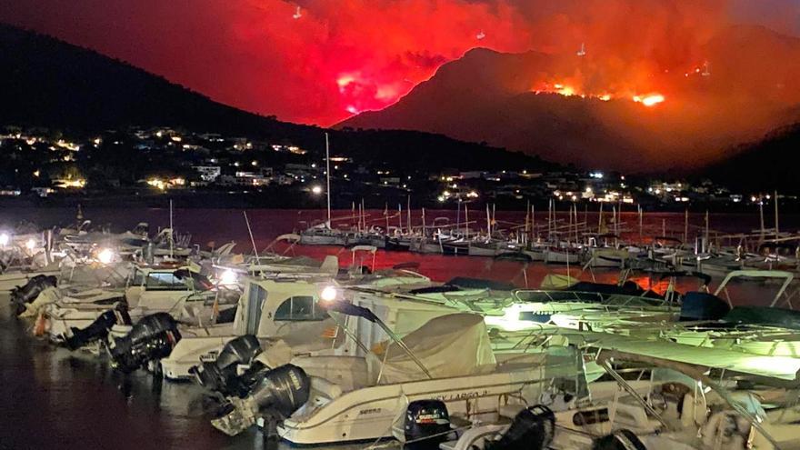 El descontrolat incendi del Cap de Creus, provocat per una burilla, obliga  a desallotjar més cases
