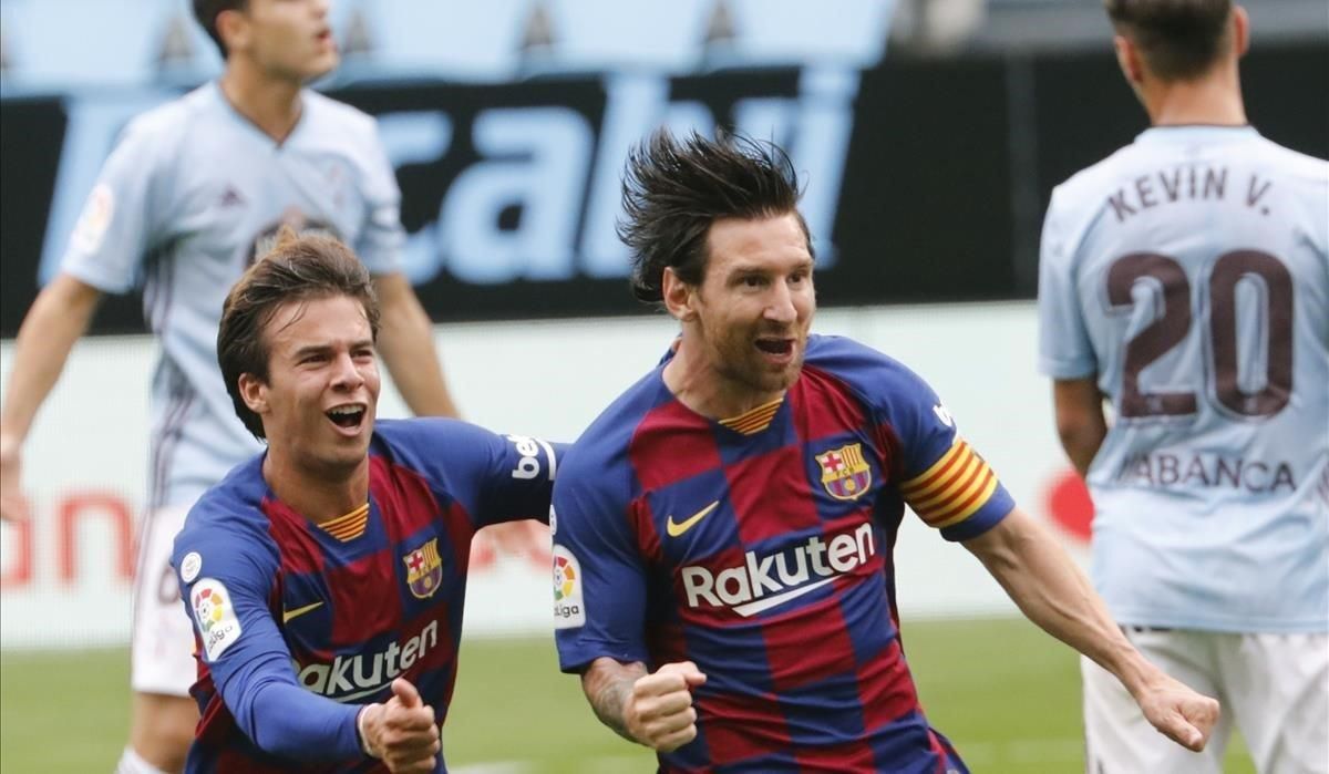 Messi y Riqui Puig celebran el gol de Luis Suárez en Balaídos. Messi y Riqui Puig celebran el gol de Luis Suárez en Balaídos.
