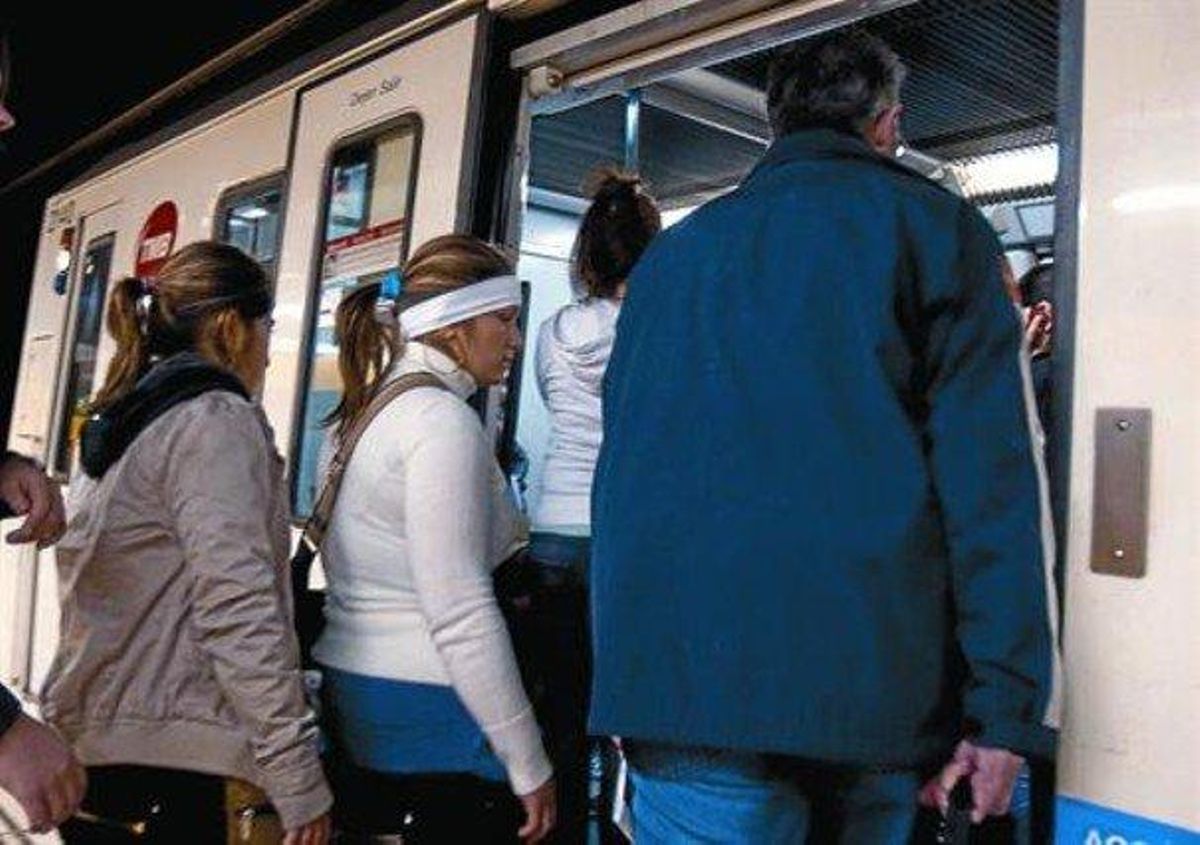 Dos jóvenes siguen a una turista, ya en el vagón, e intentan robar en su bolso en Jaume I, en abril del 2010. Dos jóvenes siguen a una turista, ya en el vagón, e intentan robar en su bolso en Jaume I, en abril del 2010.
