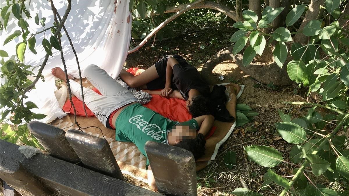 Dos jóvenes migrantes, entre ellos Yousef, duermen en la playa de Ocata (El Masnou). Dos jóvenes migrantes, entre ellos Yousef, duermen en la playa de Ocata (El Masnou).