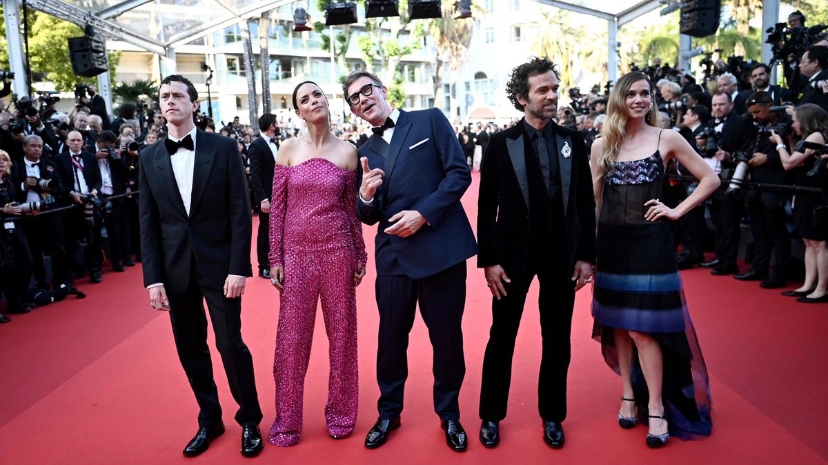 Finnegan Oldfield, Berenice Bejo, Michel Hazanavicius, Romain Duris y Matilda Anna Ingrid Lutz posan antes del estreno en Cannes de ’Final cut (Coupez !)’. Finnegan Oldfield, Berenice Bejo, Michel Hazanavicius, Romain Duris y Matilda Anna Ingrid Lutz posan antes del estreno en Cannes de ’Final cut (Coupez !)’.