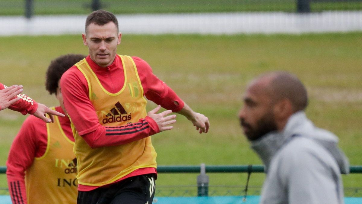 Vermaelen, en un entrenamiento de Bélgica junto a Henry, ayudante de Robert Martínez. Vermaelen, en un entrenamiento de Bélgica junto a Henry, ayudante de Robert Martínez.