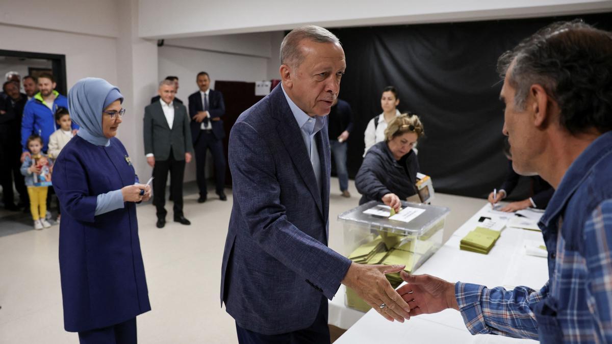 El presidente turco, Tayyip Erdogan, en un colegio electoral en Estambul, Turquía durante las elecciones generales turcas