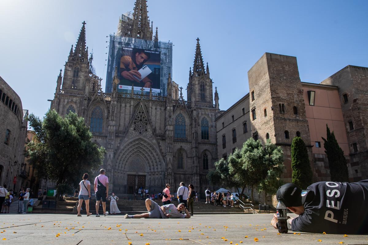 La catedral de Barcelona se forra de lonas publicitarias para financiar ...